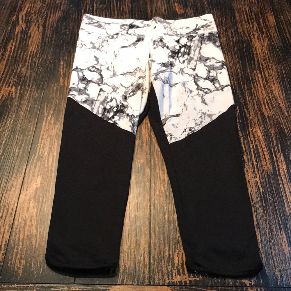 PINK Victoria’s Secret Ultimate Crop Yoga Size L